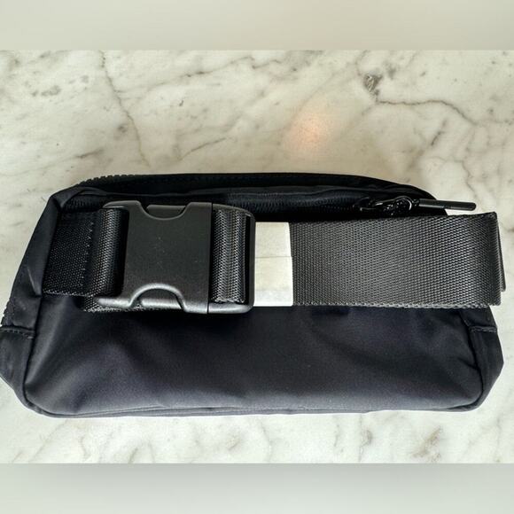 NWT Lululemon Everywhere Belt Bag 1L - Black OS - Picture 5 of 7